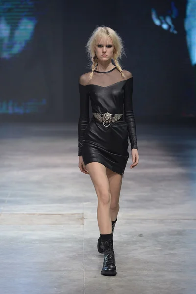 Look 3